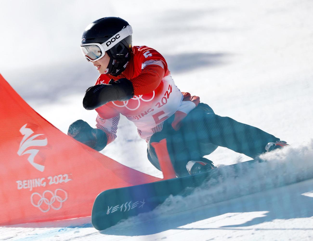 女子パラレル大回転予選　滑走する三木つばき（共同）