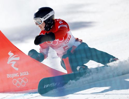 女子パラレル大回転予選 滑走する三木つばき(共同)