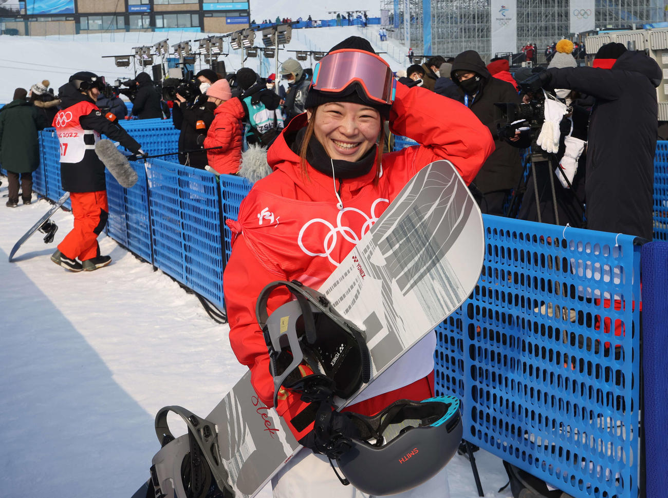 スノーボード女子ハーフパイプ予選2回目を終え、笑顔を見せる冨田せな（撮影・パオロ　ヌッチ）