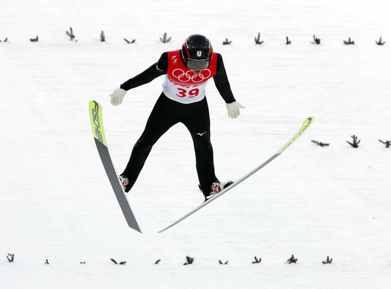 北京五輪　男子個人ノーマルヒル・前半飛躍で108メートルの大ジャンプを披露し、トップに立った山本涼太（撮影・パオロ　ヌッチ）