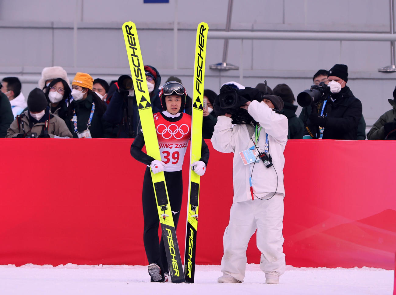 北京五輪　男子個人ノーマルヒル・前半飛躍で108メートルの大ジャンプを披露し、トップに立った山本涼太（撮影・パオロ　ヌッチ）