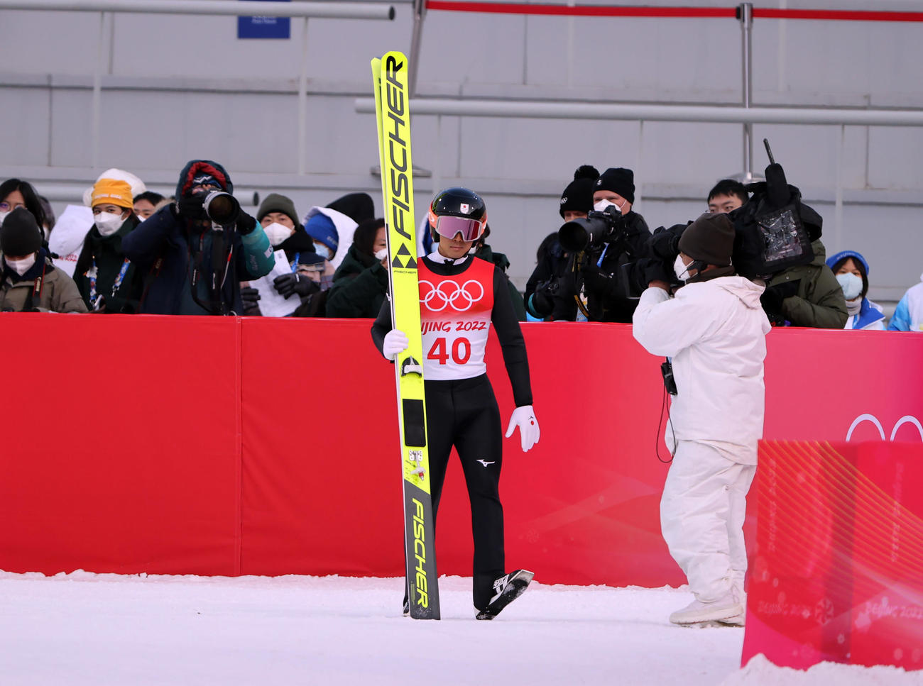 北京五輪　男子個人ノーマルヒル・前半飛躍　98メートルで9位の渡部暁斗（撮影・パオロ　ヌッチ）