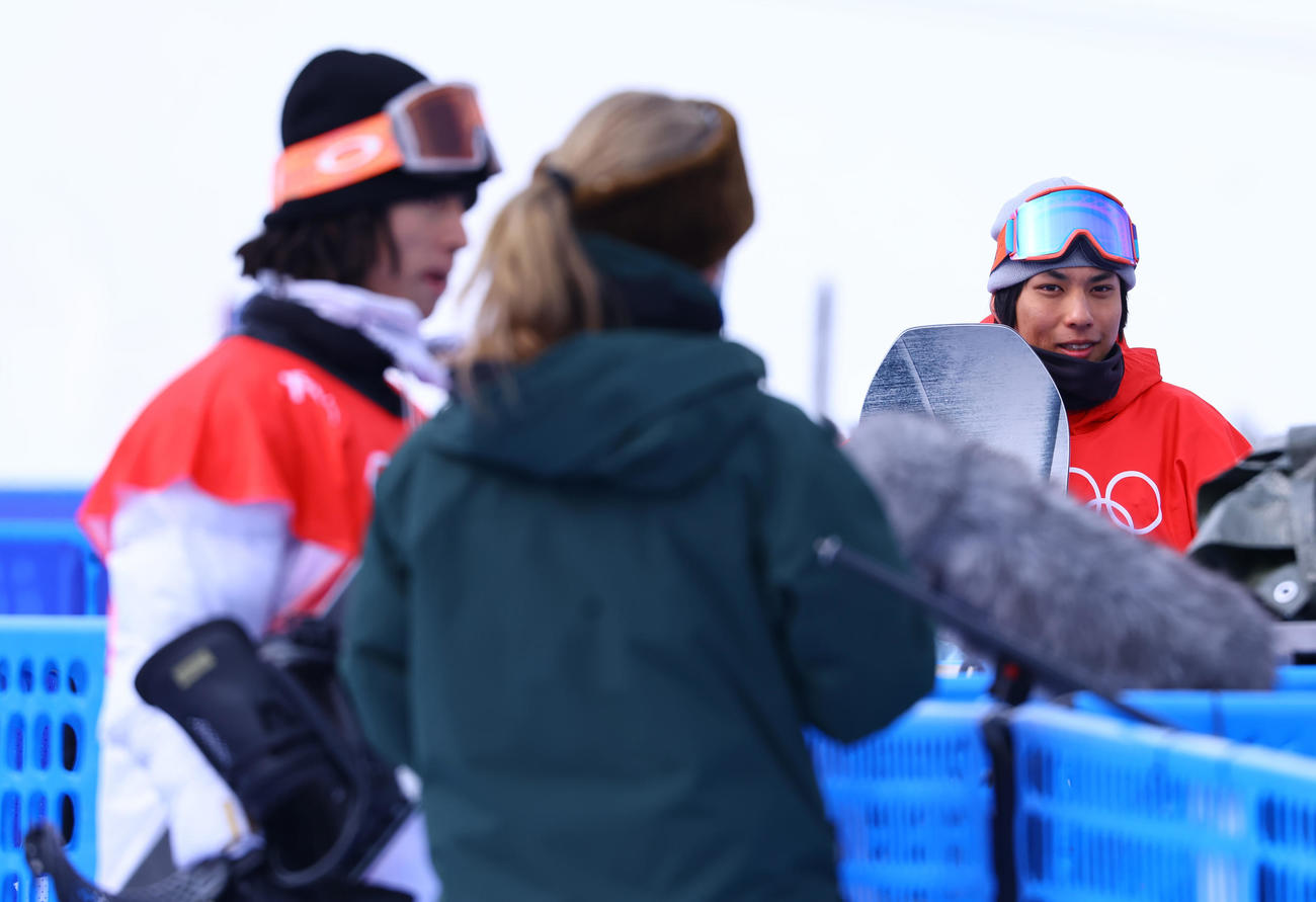 ハーフパイプ男子予選を終え海外メディアの取材を受ける平野歩（左）を見つめる平野流（撮影・垰建太）