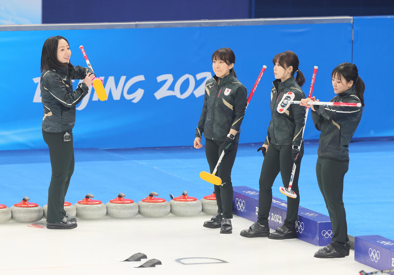 練習に臨むカーリング日本代表。左から藤沢、鈴木、吉田夕、吉田知