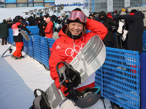 スノーボード女子ハーフパイプ予選2回目を終え、笑顔を見せる冨田せな（撮影・パオロ　ヌッチ）