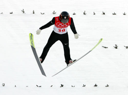 北京五輪　男子個人ノーマルヒル・前半飛躍で108メートルの大ジャンプを披露し、トップに立った山本涼太（撮影・パオロ　ヌッチ）