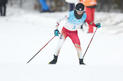 ノルディック複合男子個人ノーマルヒル距離、坂を登る山本（撮影・垰建太）