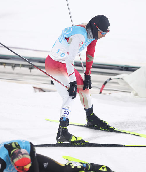ノルディック複合男子個人ノーマルヒル距離、7位に終わり肩を落とす渡部暁（撮影・垰建太）