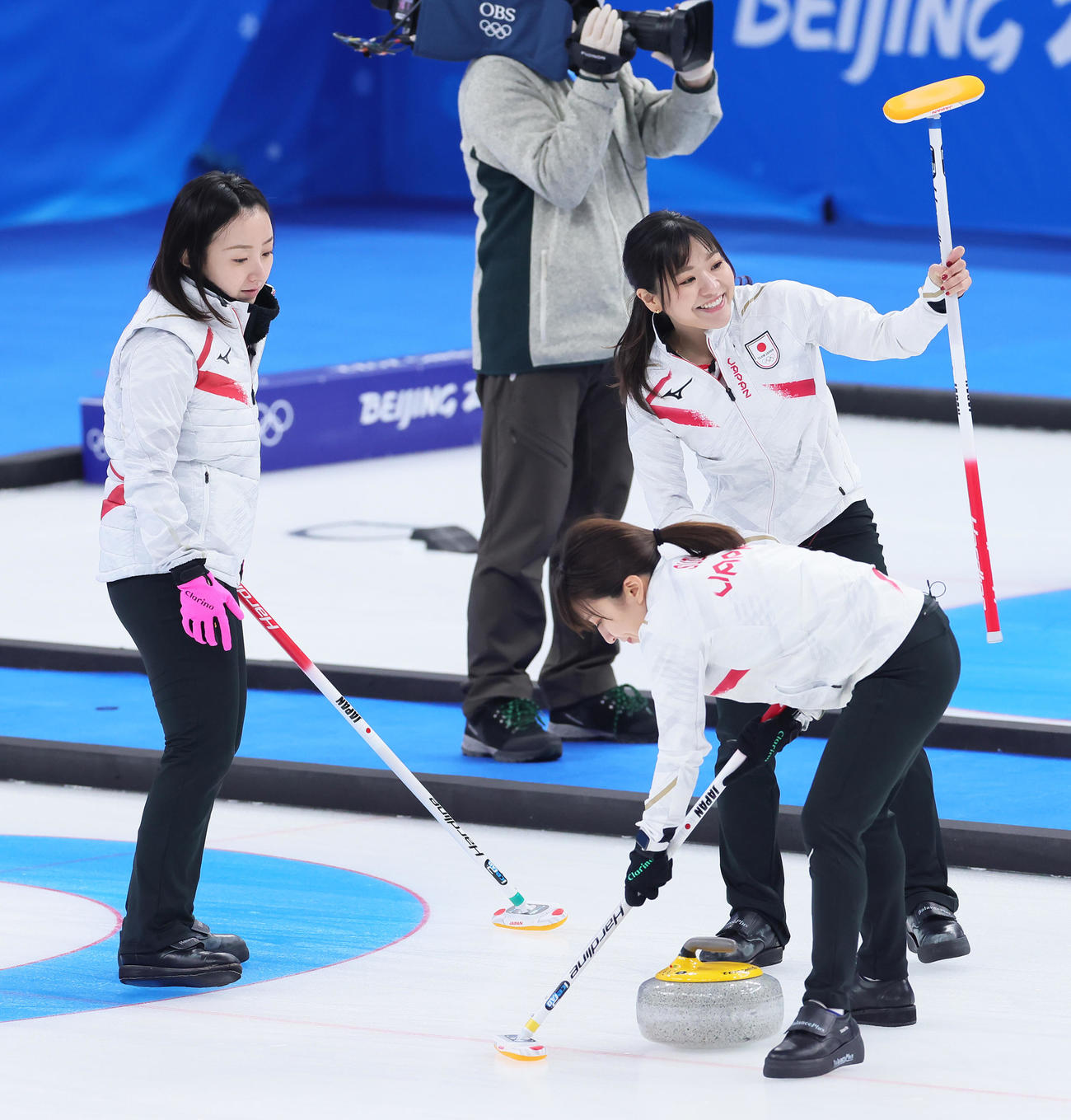 日本対スウェーデン　試合中、笑顔を見せる吉田知（後方右）ら（撮影・足立雅史）