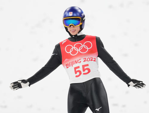 ジャンプラージヒル予選を終え、舌を出す小林陵(撮影・菅敏)