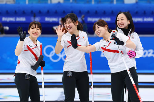 カナダ戦に勝利し笑顔を見せるロコ・ソラーレの選手たち。左から鈴木、吉田知、吉田夕、藤沢(撮影・垰建太)