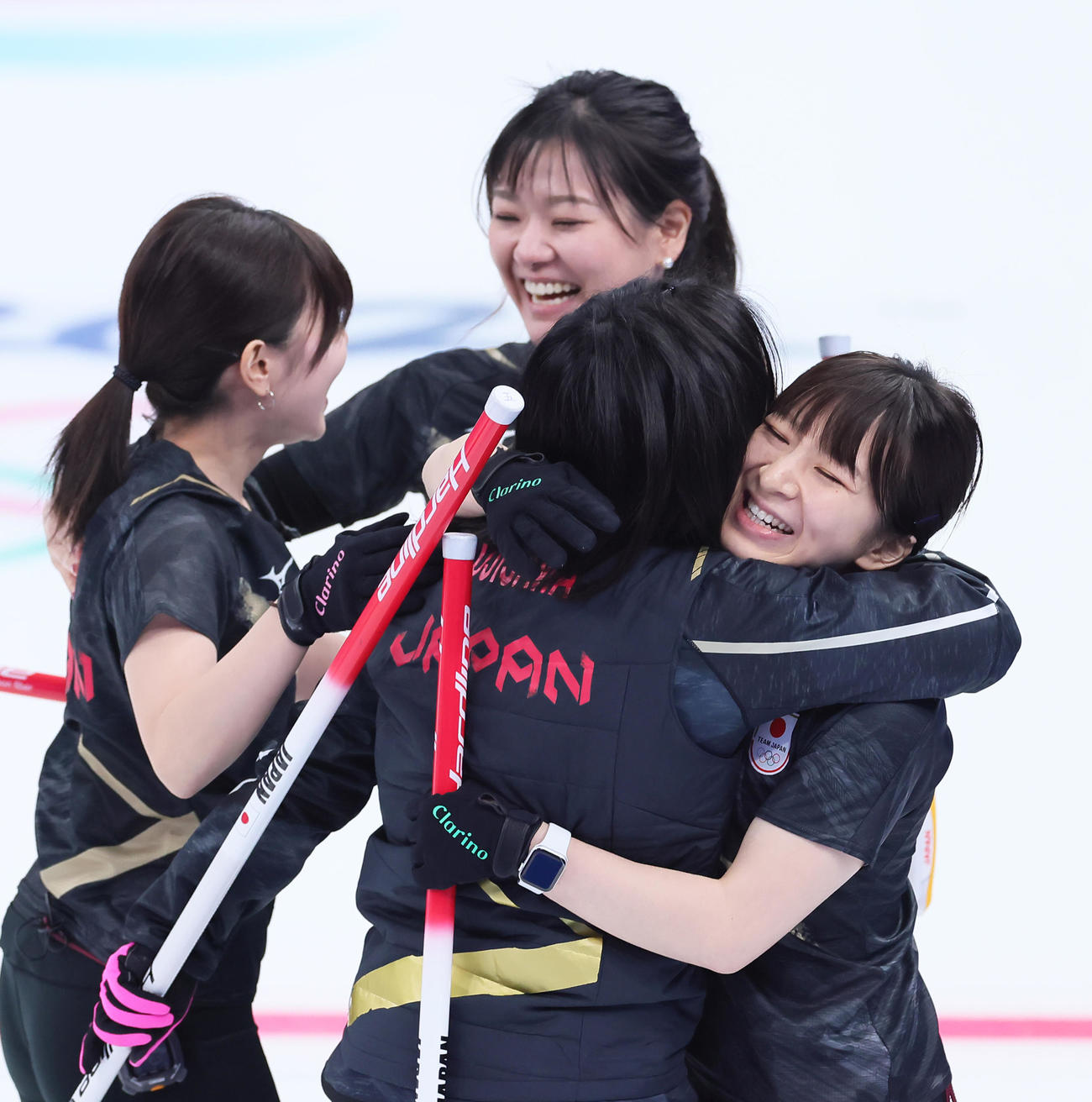逆転勝利に抱き合い喜ぶ日本（撮影・足立雅史）