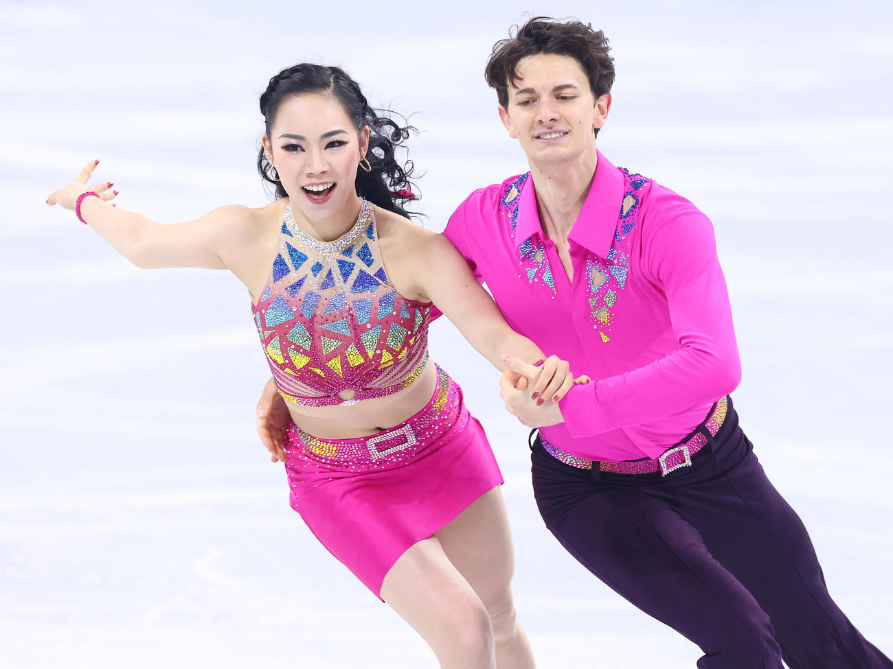 リズムダンスで演技する小松原美（左）、小松原尊組（撮影・垰建太）