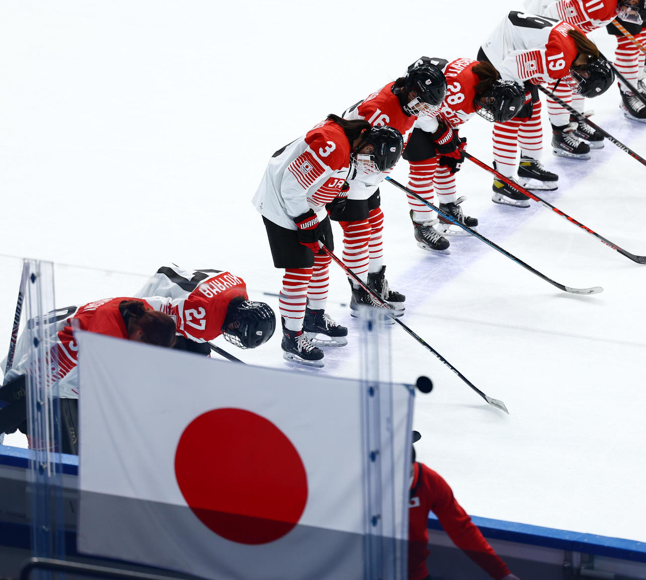 日本対フィンランド　フィンランドに敗れあいさつする日本の選手たち（撮影・垰建太）