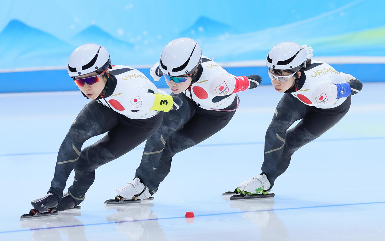 スピードスケート女子団体追い抜き1回戦で五輪新を記録した日本の、左から高木美、佐藤、高木菜（撮影・足立雅史）