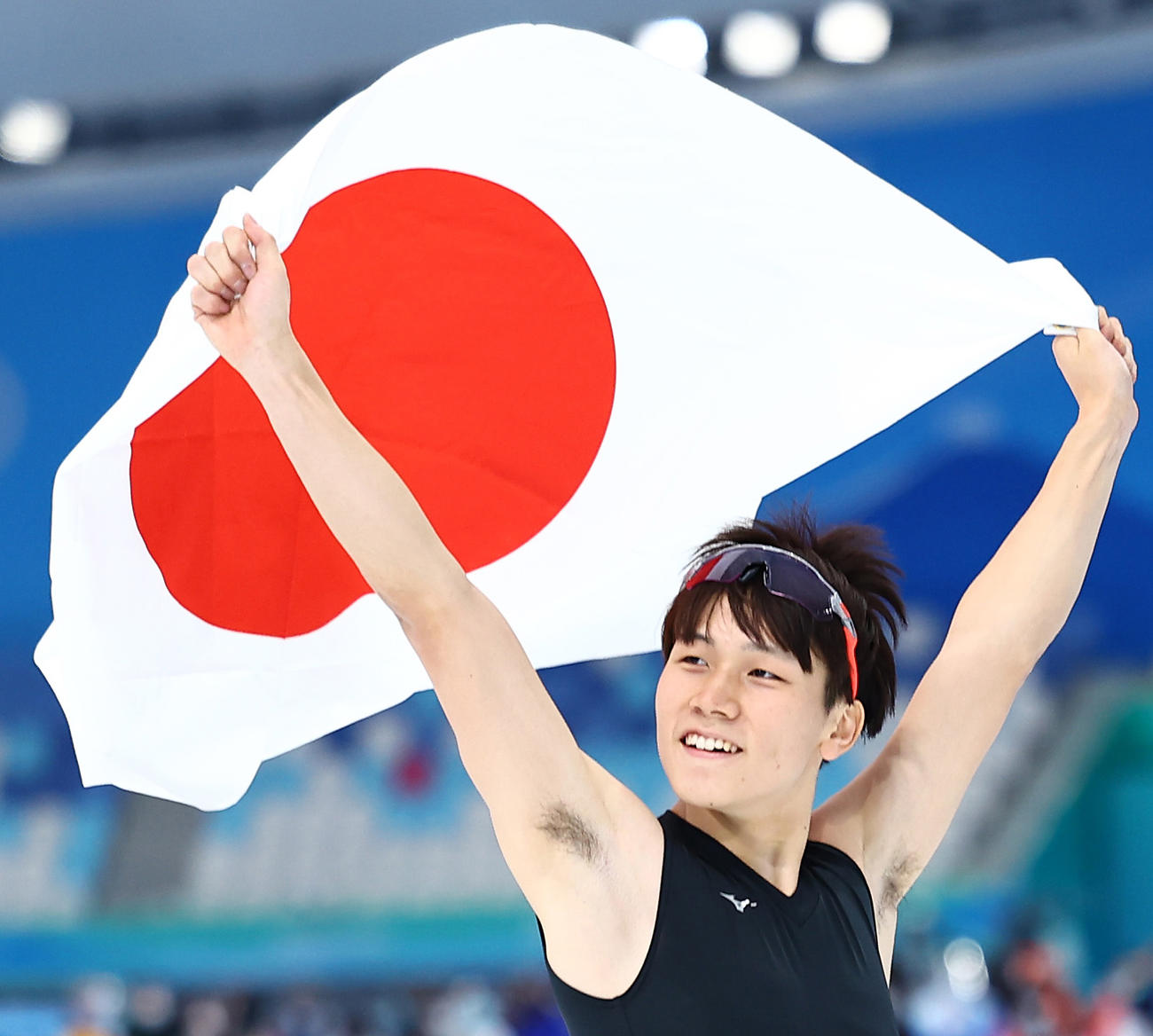 スピードスケート男子500メートルで3位となり日の丸を掲げる森重（撮影・垰建太）