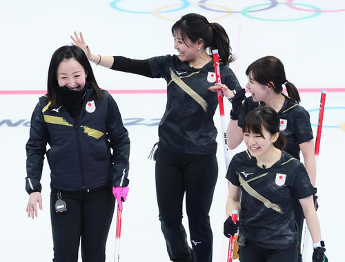 日本対デンマーク 逆転勝利に笑顔の、左から時計回りに藤沢、吉田知、吉田夕、鈴木(撮影・足立雅史)