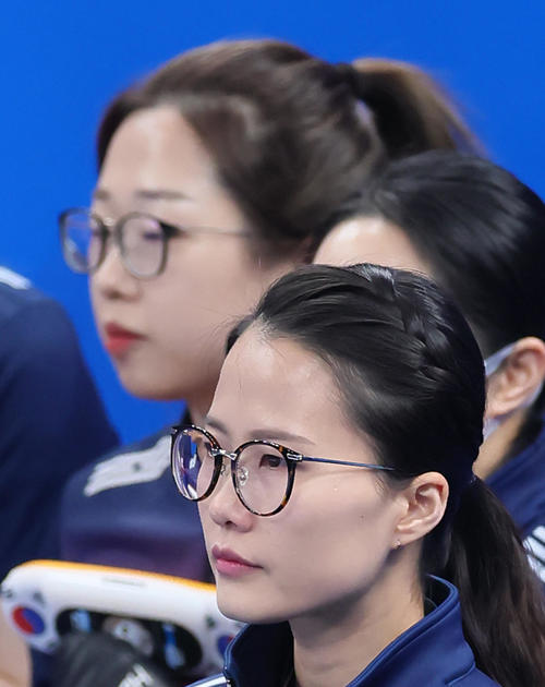 韓国の「メガネ先輩」金ウンジョン(手前)