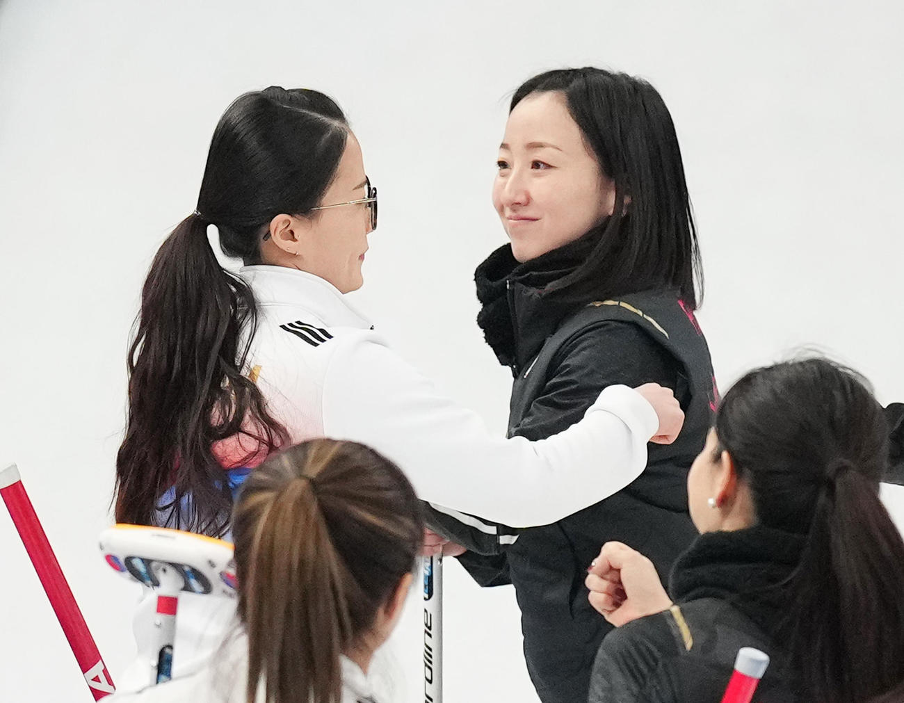 試合後、韓国の金ウンジョ（左）と言葉を交わす藤沢（撮影・菅敏）