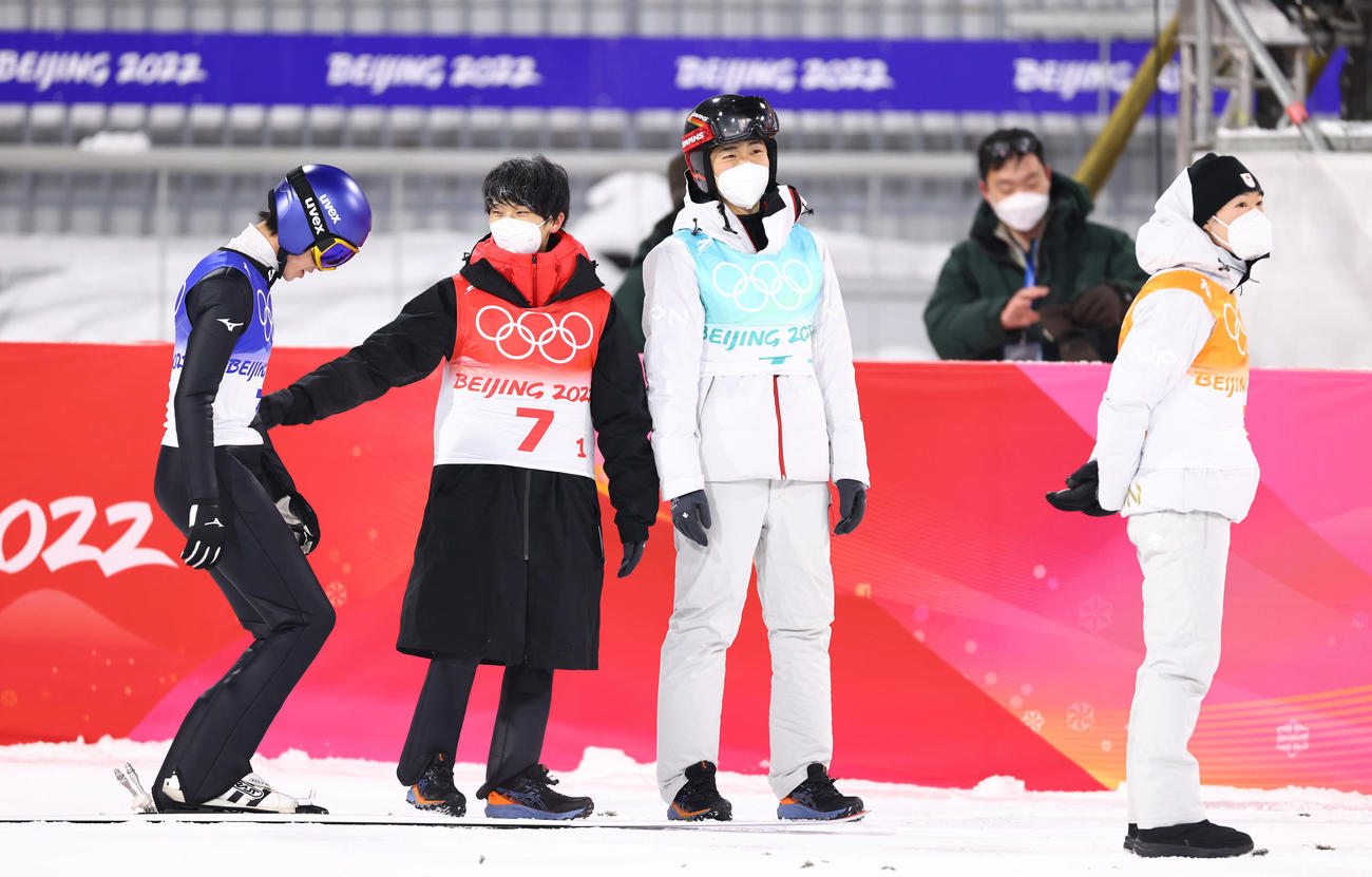 2回目のジャンプを終え浮かない様子の日本の選手たち。左から小林陵、佐藤、中村、小林潤（撮影・垰建太）