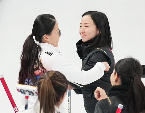 試合後、韓国の金ウンジョ(左)と言葉を交わす藤沢(撮影・菅敏)