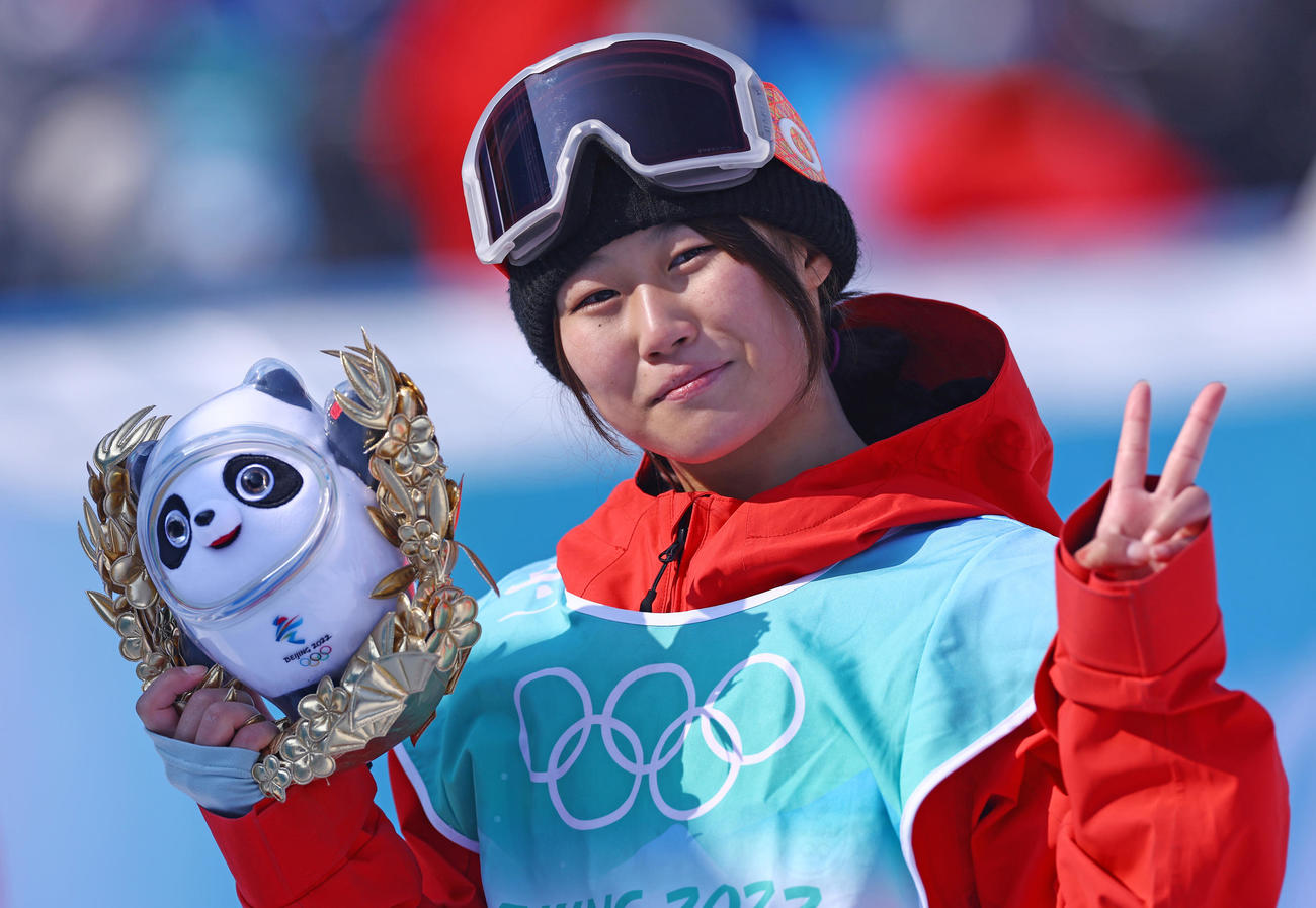 スノーボードビッグエア女子決勝、笑顔で写真に納まる銅メダルの村瀬（撮影・垰建太）