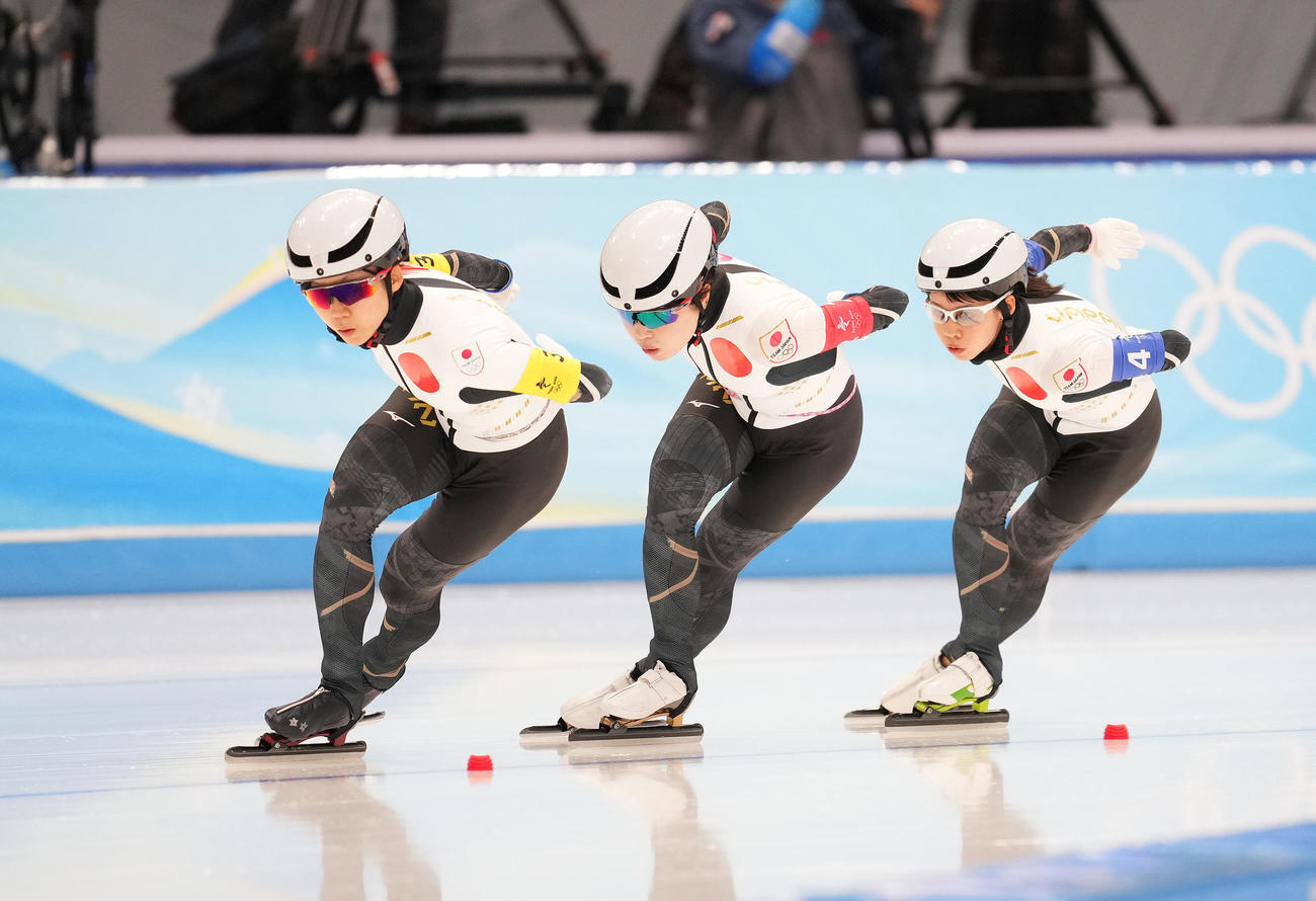 スピードスケート女子団体追い抜き準決勝で滑走する、左から高木美、佐藤、高木菜（撮影・菅敏）
