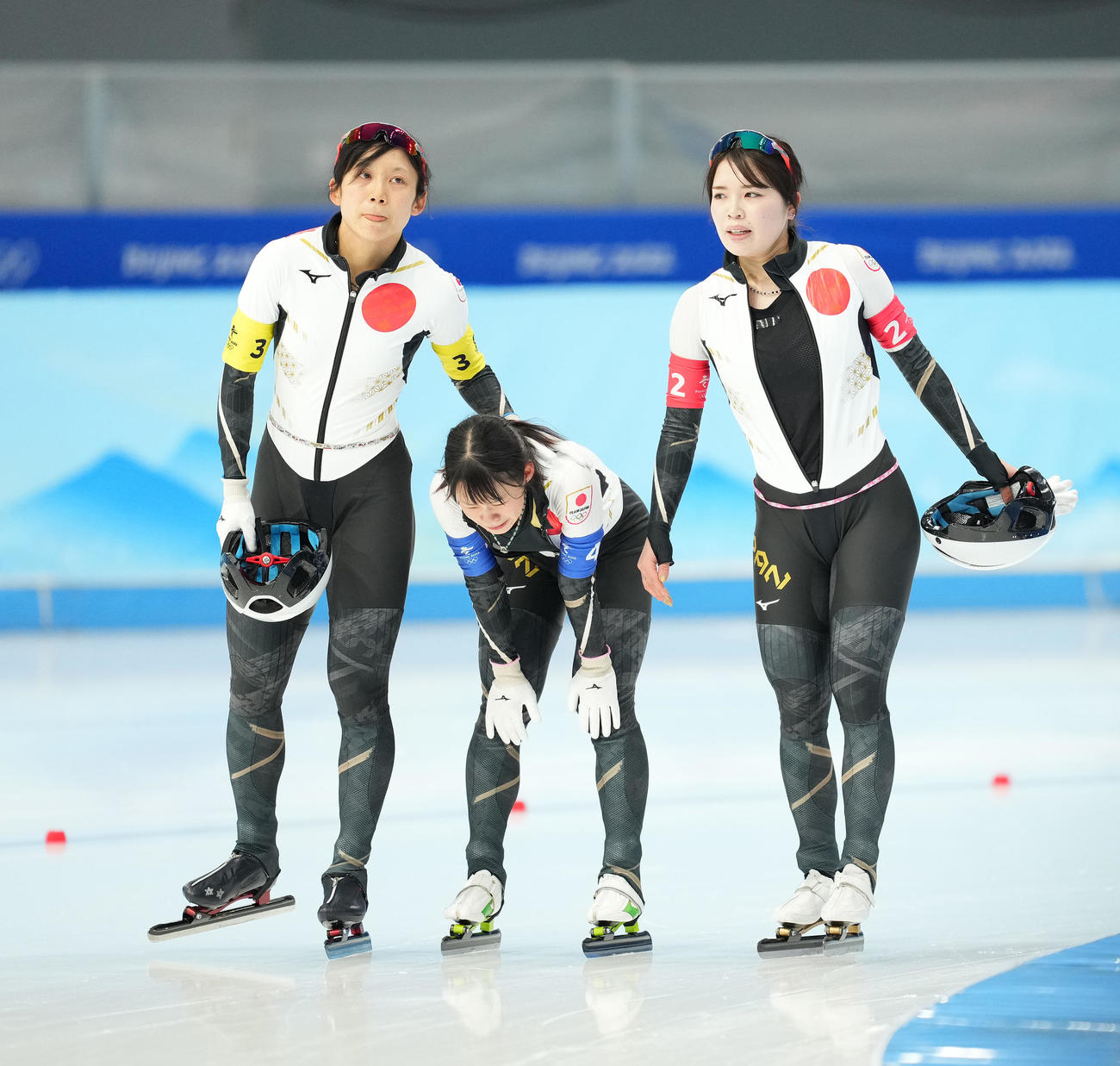 スピードスケート女子団体追い抜き決勝　最終コーナーで転倒し涙する高木菜（中央）をなぐさめる高木美（左）と佐藤（撮影・菅敏）