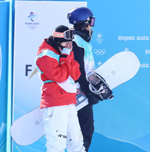 スノーボードビッグエア女子決勝、競技を終えた村瀬(手前)は結果を待つ間こみ上げる涙を押さえる(撮影・垰建太)