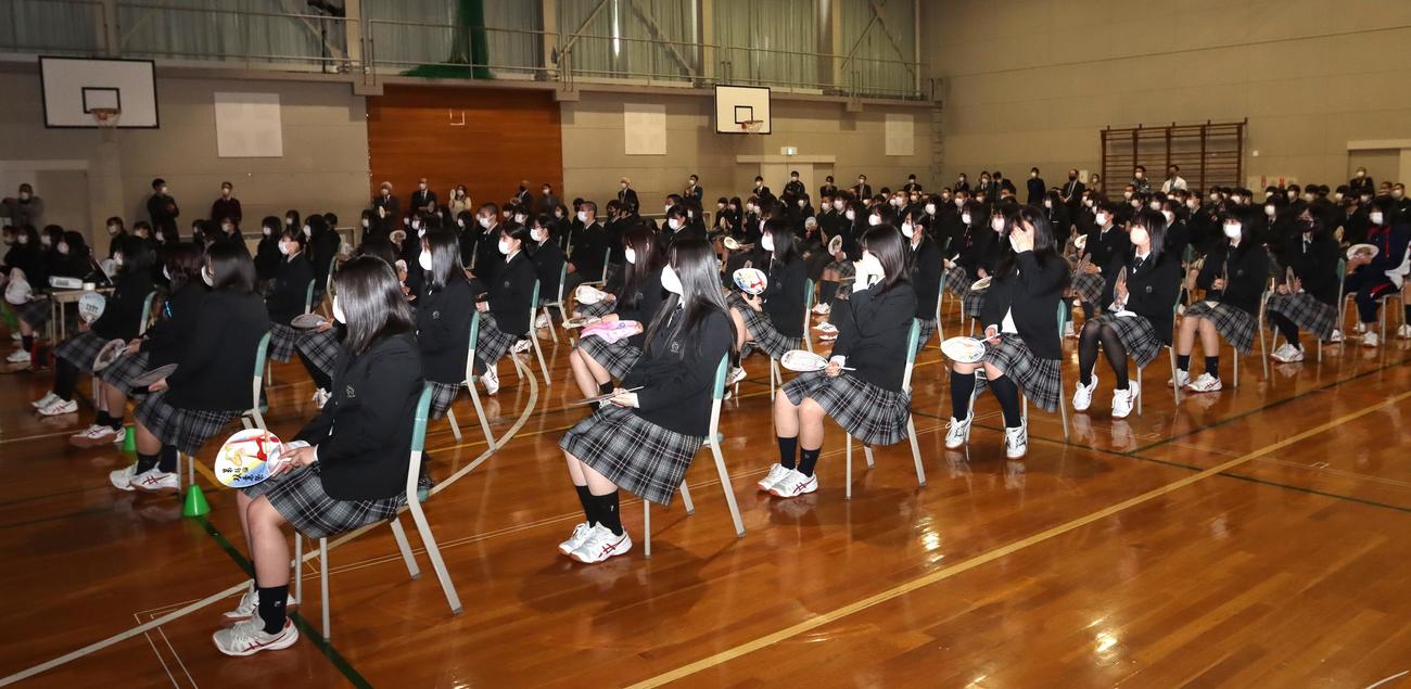 小樽双葉高では男子回転に出場した小山の応援会が行われた（撮影・奥村晶治）