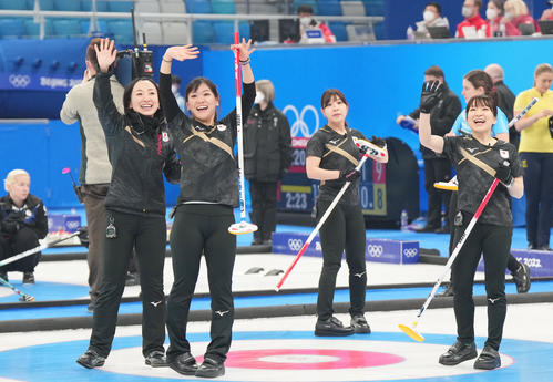 米国に勝利し、喜ぶロコ・ソラーレの選手たち(撮影・菅敏)
