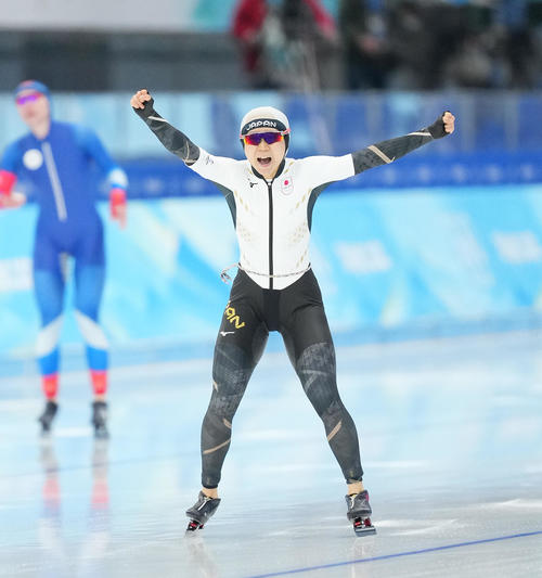 女子1000メートル　五輪新記録でゴールし、ガッツポーズの高木美（撮影・菅敏）