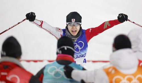 ノルディックスキー複合男子団体の後半距離で、両手を上げてゴールする最終走者の山本涼太。銅メダルを獲得した（共同）