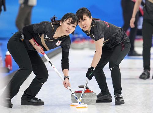 日本－スイス　第3エンド、スイープする吉田知（左）と鈴木（共同）