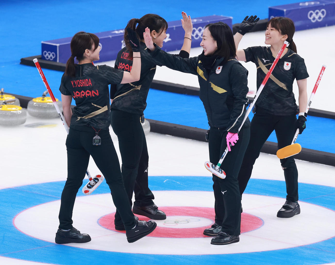 日本対スイス　第5エンド、藤沢（中央右）のショットで4点を奪い笑顔を見せるロコ・ソラーレの選手たち（撮影・垰建太）