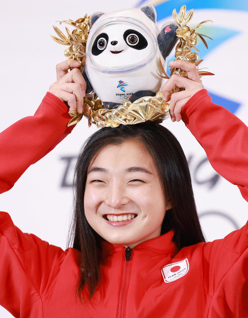 フィギュアスケート女子で銅メダルを獲得し一夜明け会見で写真に納まる坂本(撮影・垰建太)