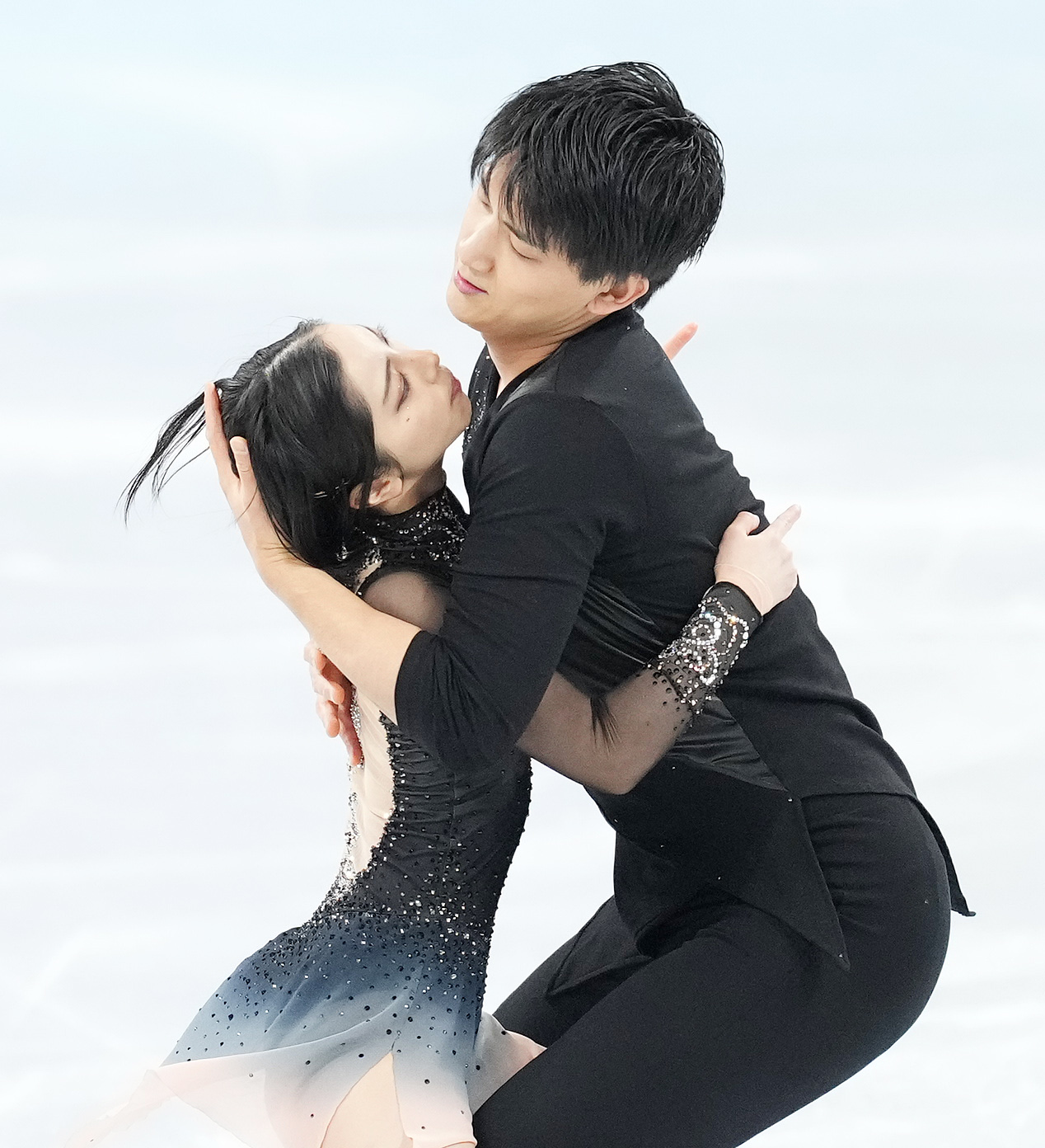 フィギュアスケート、ペアフリーで演技する三浦（左）、木原組（撮影・菅敏）