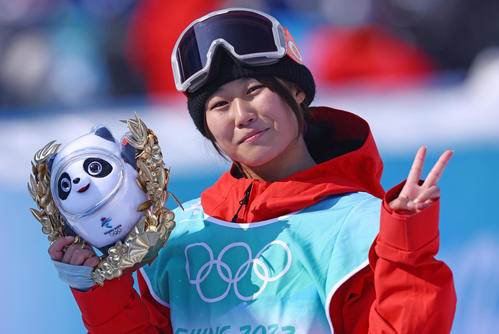 スノーボードビッグエア女子決勝、銅メダルに輝いた村瀬は笑顔でピースサイン（2022年2月15日撮影）