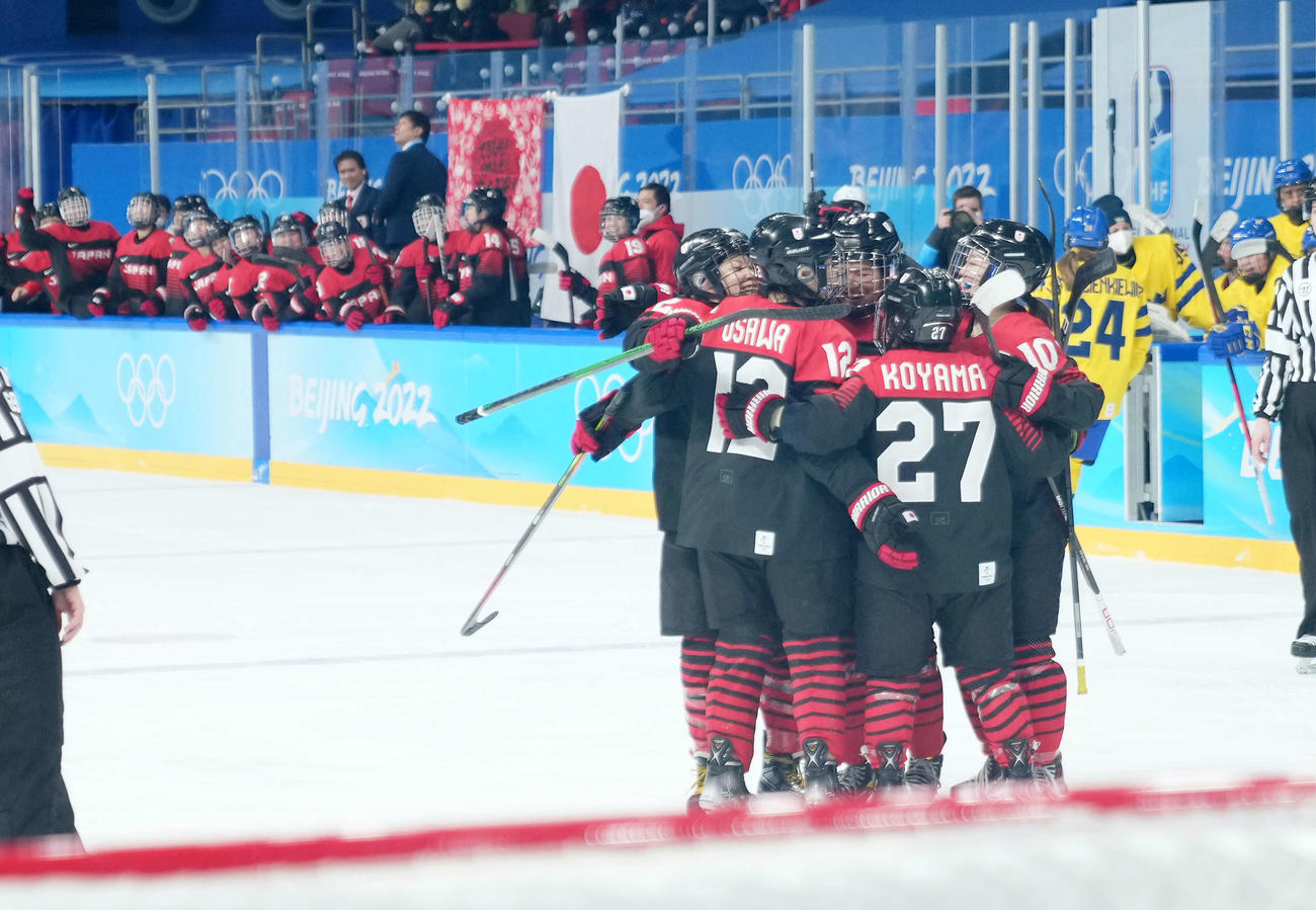 日本対スウェーデン　第3ピリオド、3点目のゴールが決まり、喜ぶ日本代表の選手たち（撮影・菅敏）