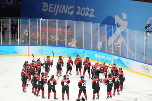 日本対スウェーデン　試合開始前、円陣を組む日本代表の選手たち（撮影・菅敏）