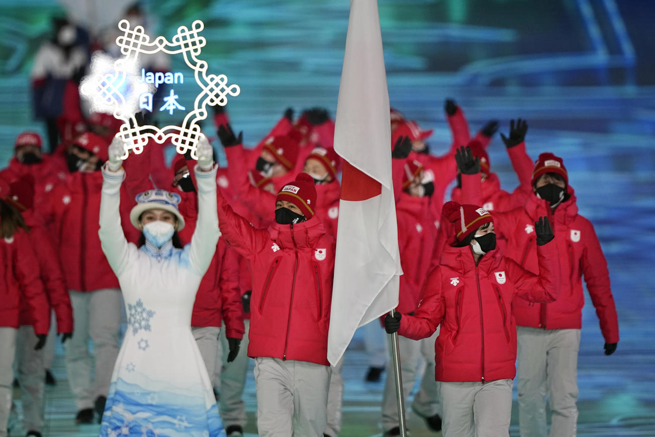 北京五輪開会式　渡部暁斗と郷亜里砂が旗手を務める日本選手団（AP）