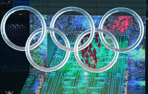 北京五輪開会式で旗手の郷亜里砂(手前)を先頭に入場する日本選手団(撮影・菅敏)
