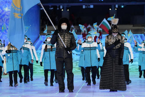 北京五輪開会式　入場行進するカザフスタンの選手（AP）