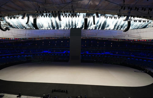 北京五輪開会式のオープニングで会場から花火が打ち上げられる(撮影・菅敏)
