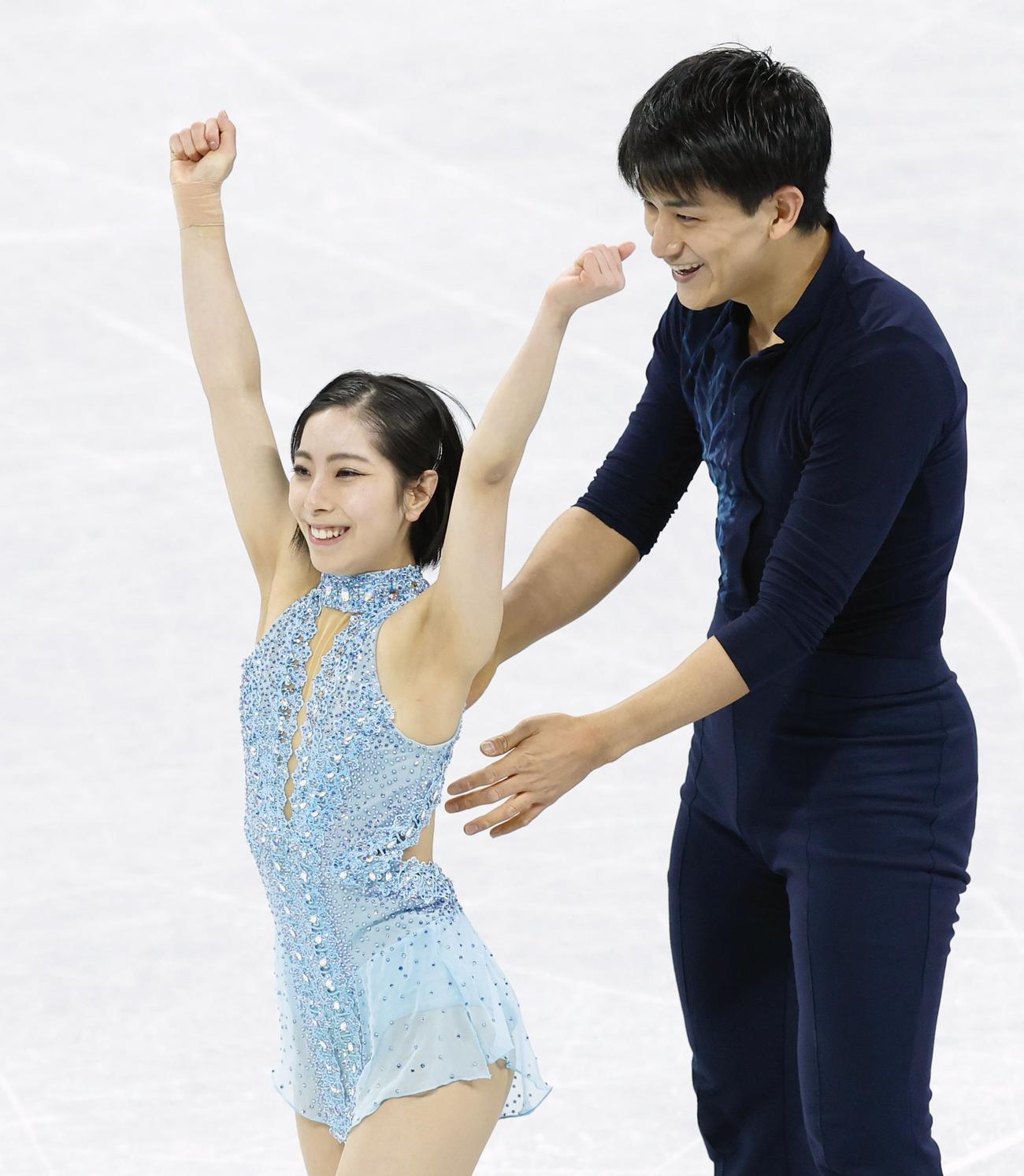 団体ペアSPの演技を終え、笑顔の三浦璃来（左）、木原龍一組＝北京（共同）