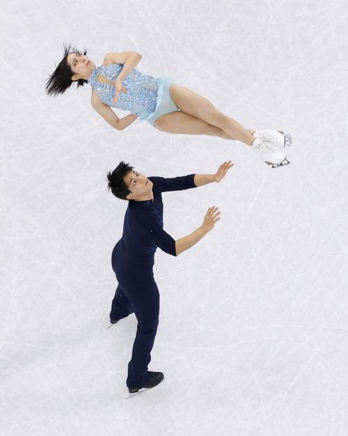 団体ペアSP　演技する三浦璃来（上）、木原龍一組＝北京（共同