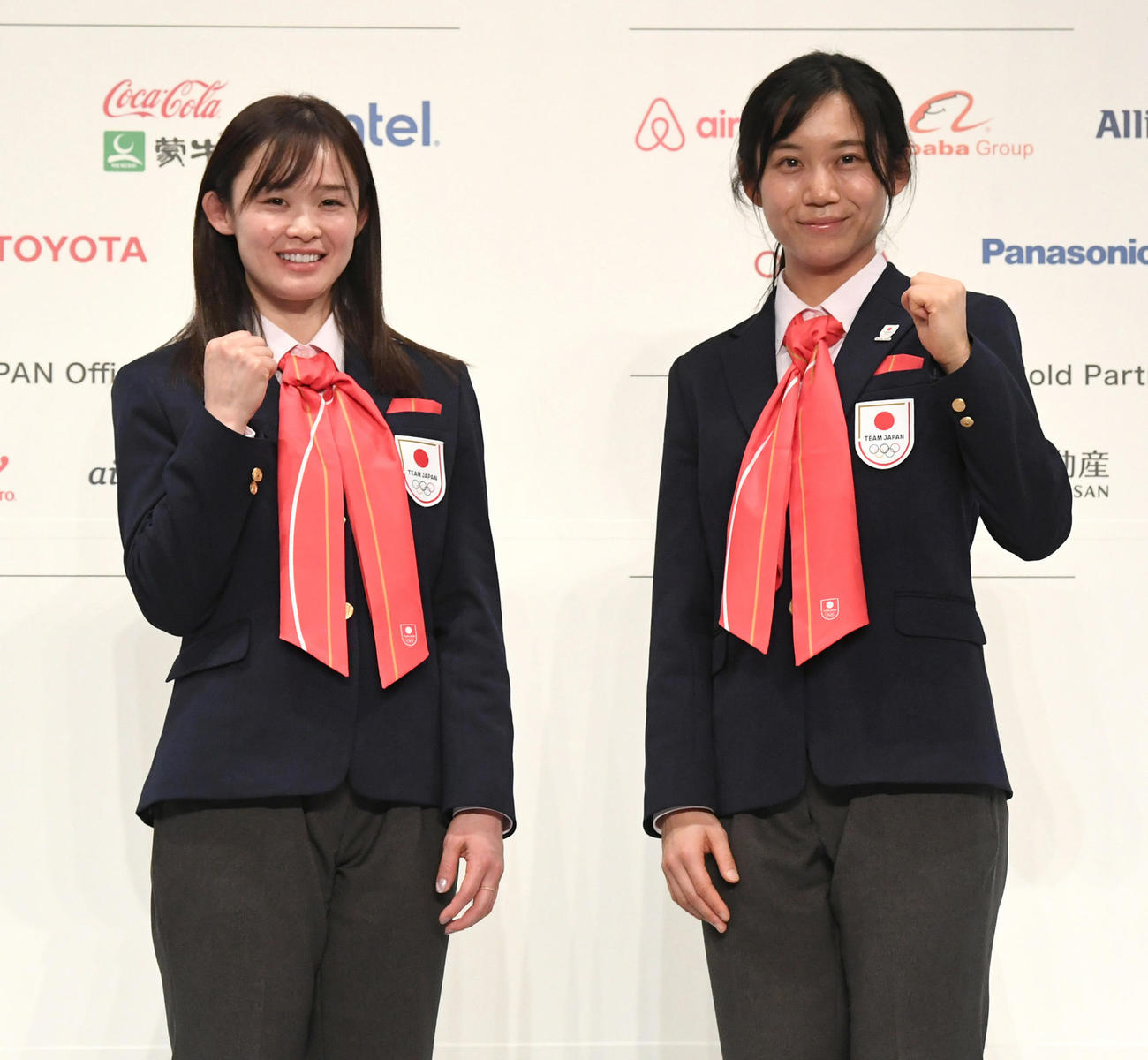 2022年1月29日、日本選手団結団式でガッツポーズをする旗手の郷亜里砂（左）と主将の高木美帆