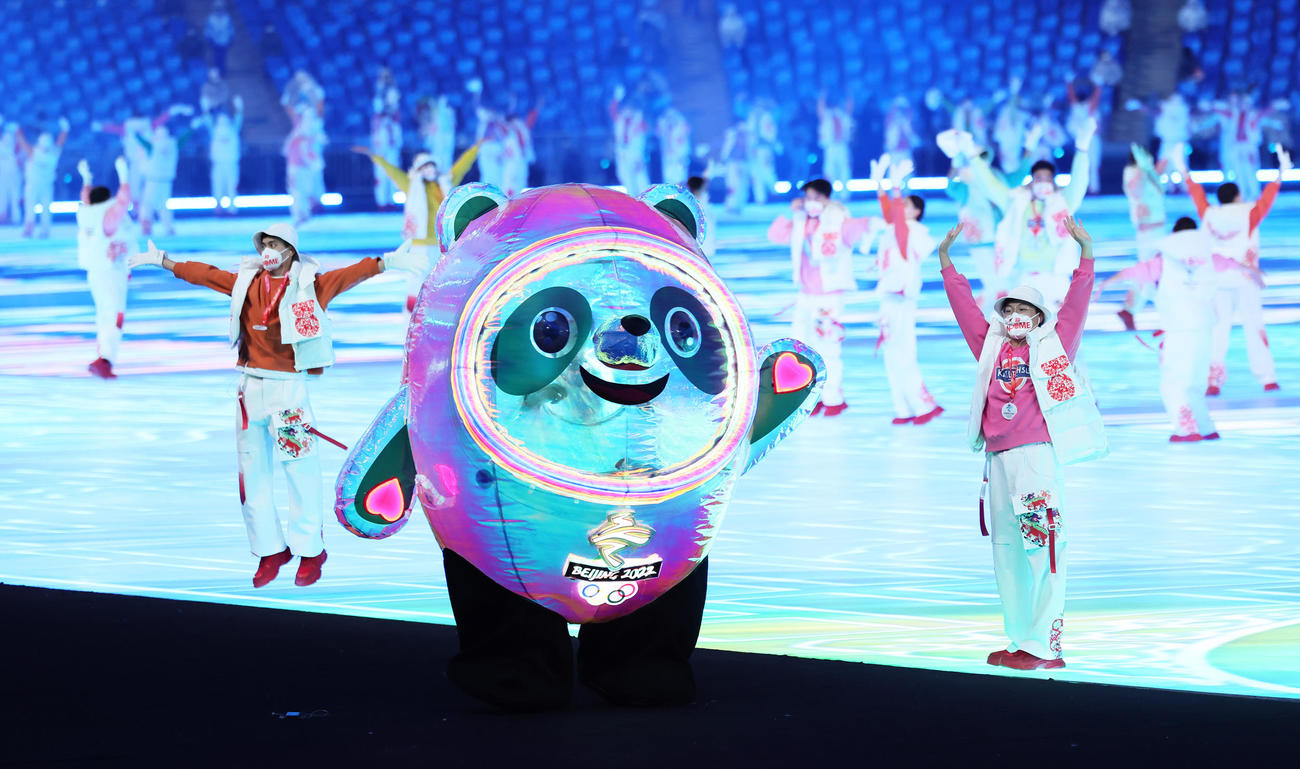 開会式で電飾された北京五輪公式マスコットの「ビンドゥンドゥン」（撮影・足立雅史）