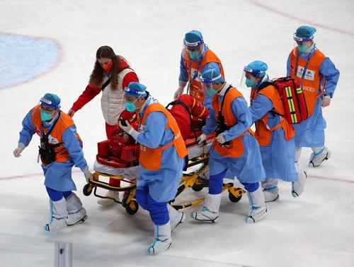 北京五輪　アイスホッケー女子　負傷し運ばれる中国の選手（ロイター）