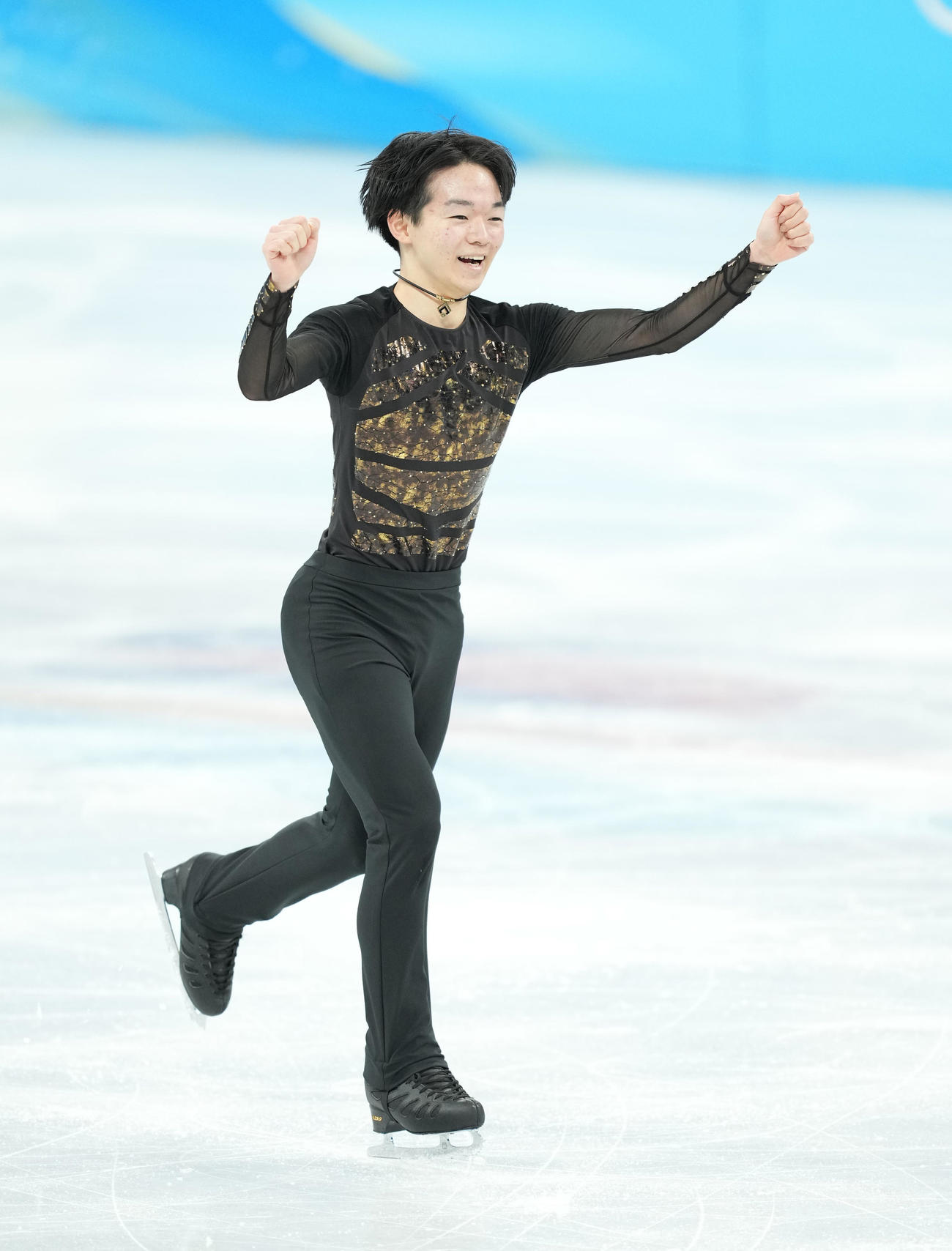 フィギュアスケート団体、男子フリーの演技を終えガッツポーズを見せる鍵山（撮影・菅敏）